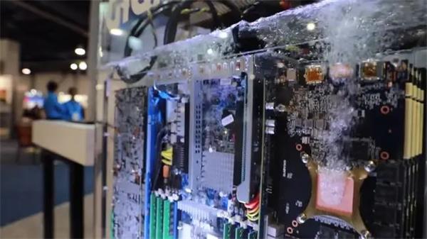 浸入式冷却机箱