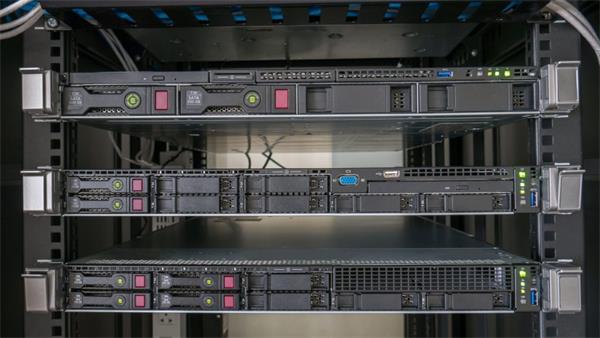 服务器在机架上