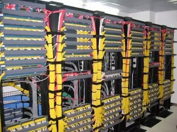 机房机柜瀑布造型埋线